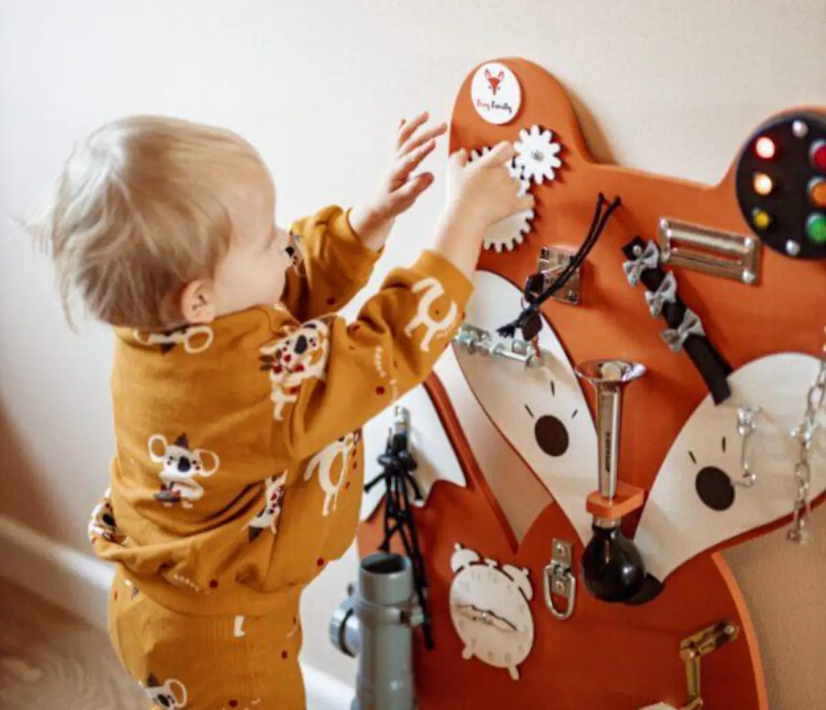 Aktivitetstavler af træ - en alsidig form for aktivitetslegetøj