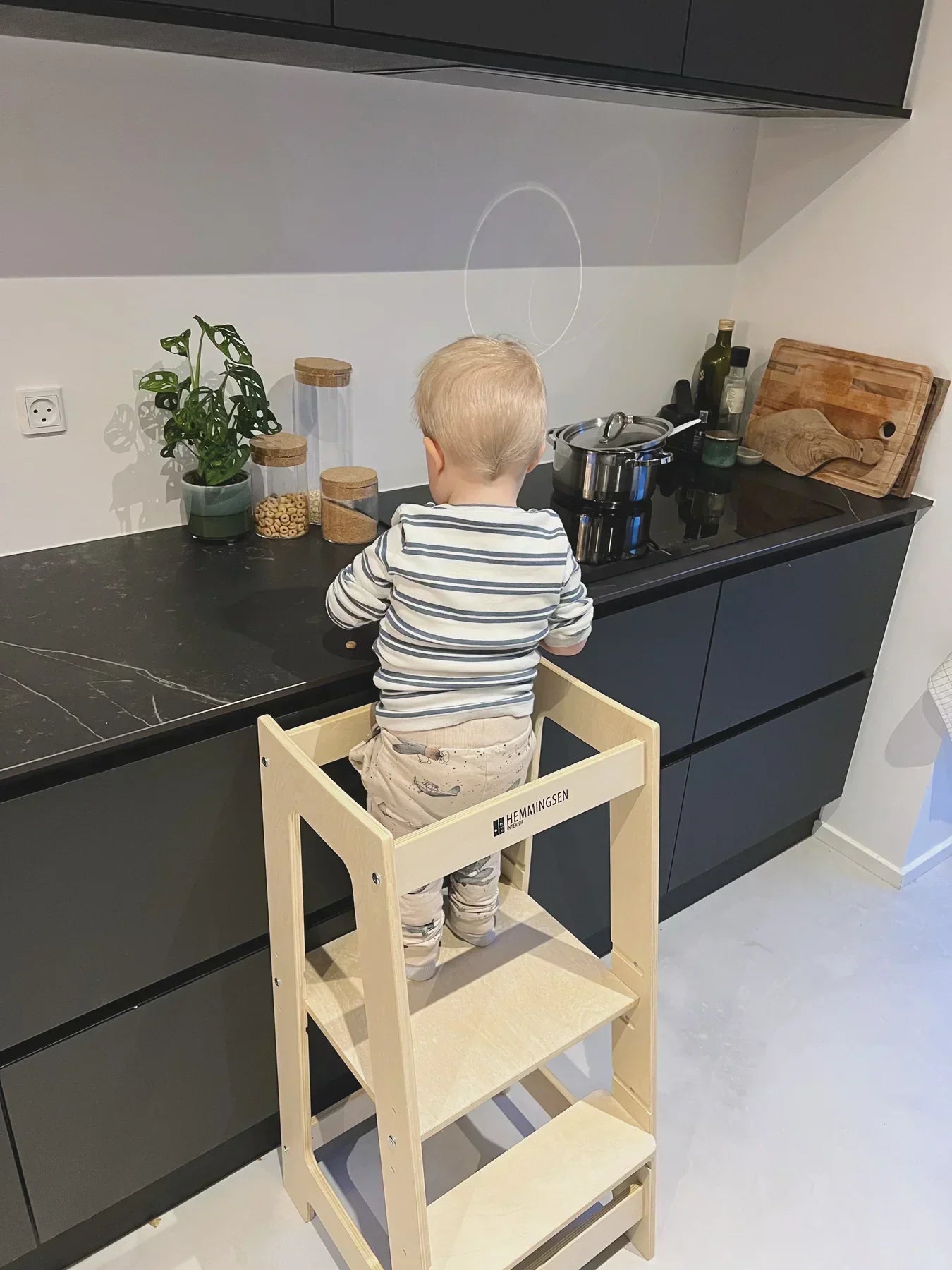 Gør hverdagen sjovere med montessori-inspirerede læringstårne