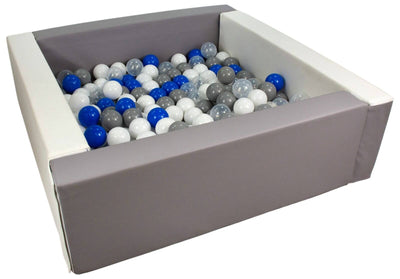 Boldbassin i firkant med grå farver. Boldbassinets bolde er i grå, hvid, gennemsigtig og blå.