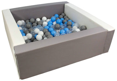 Boldbassin der er firkantet, med hvide, gennemsigtige, grå, sorte og blå bolde.