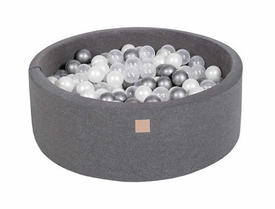 Rundt boldbassin med bolde i grå