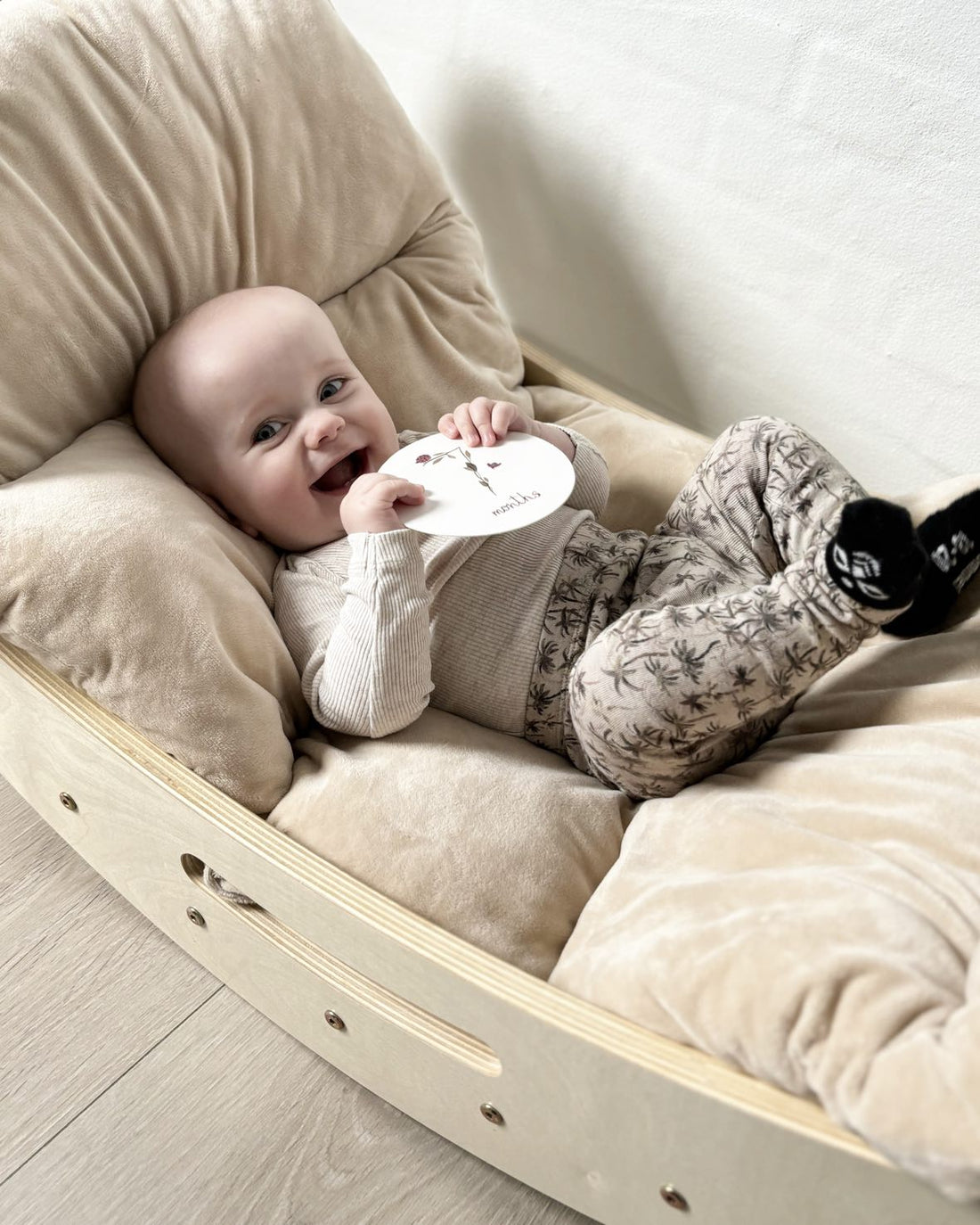 Baby leger i Luna klatrebue