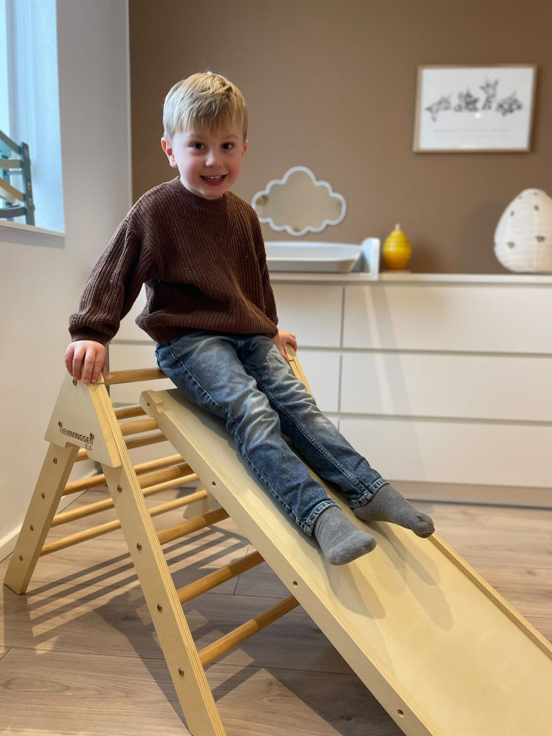 Barn på indendørs rutsjebane i stuen