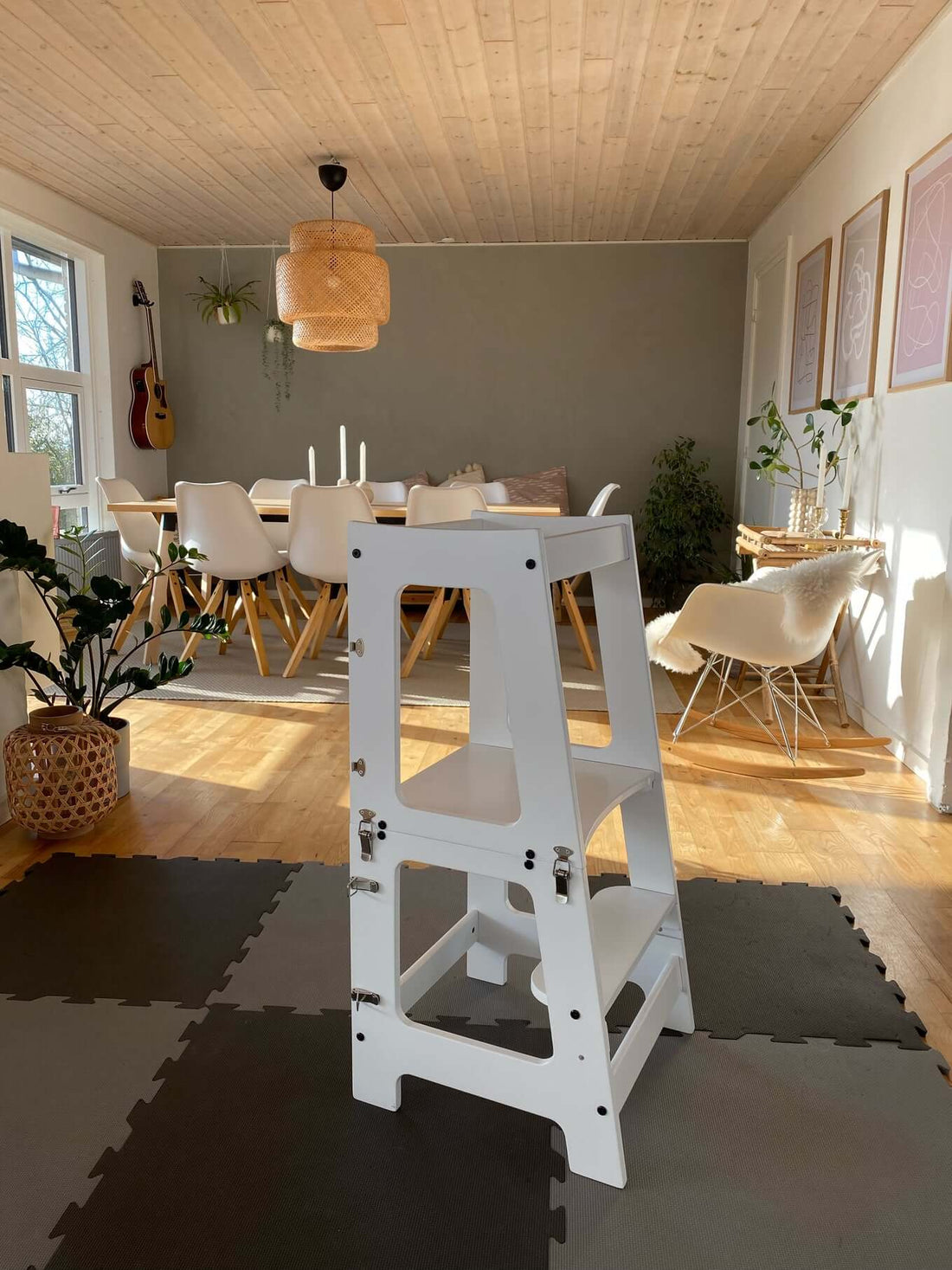 Hvidt læringstårn i køkkenet