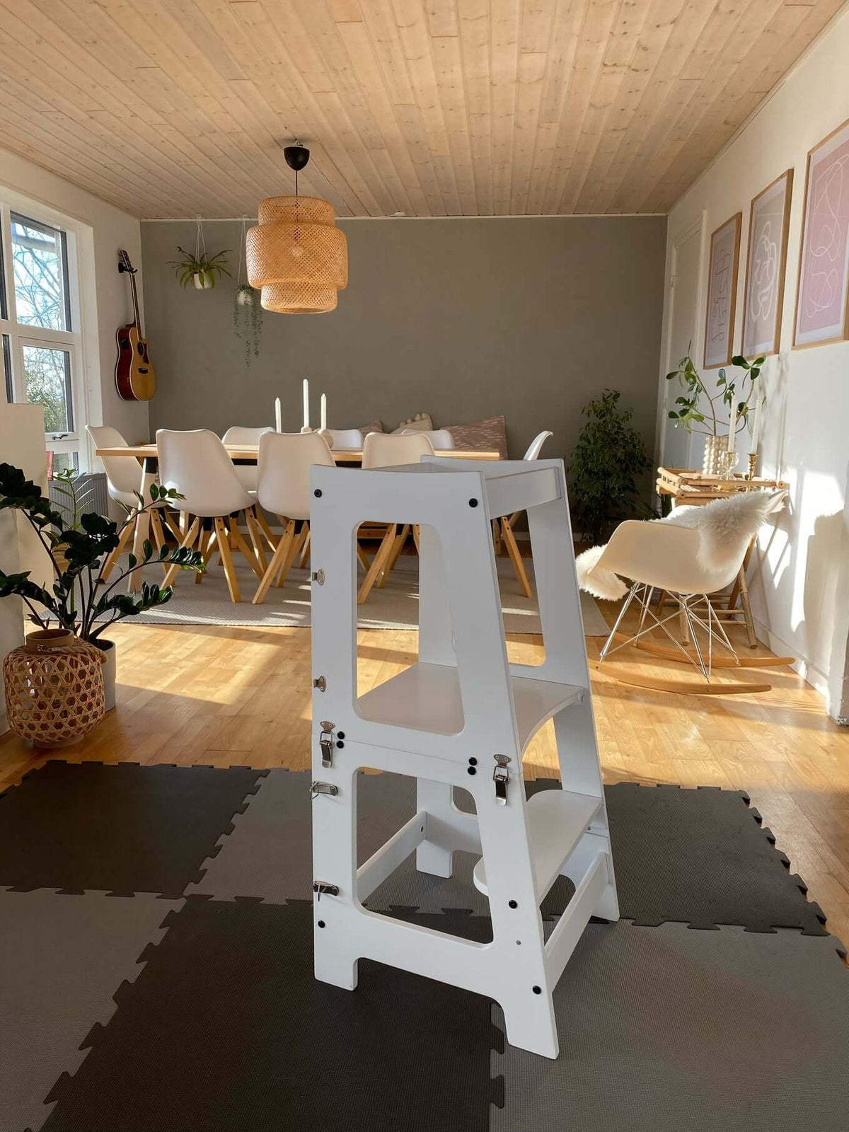 Hvidt læringstårn i køkkenet