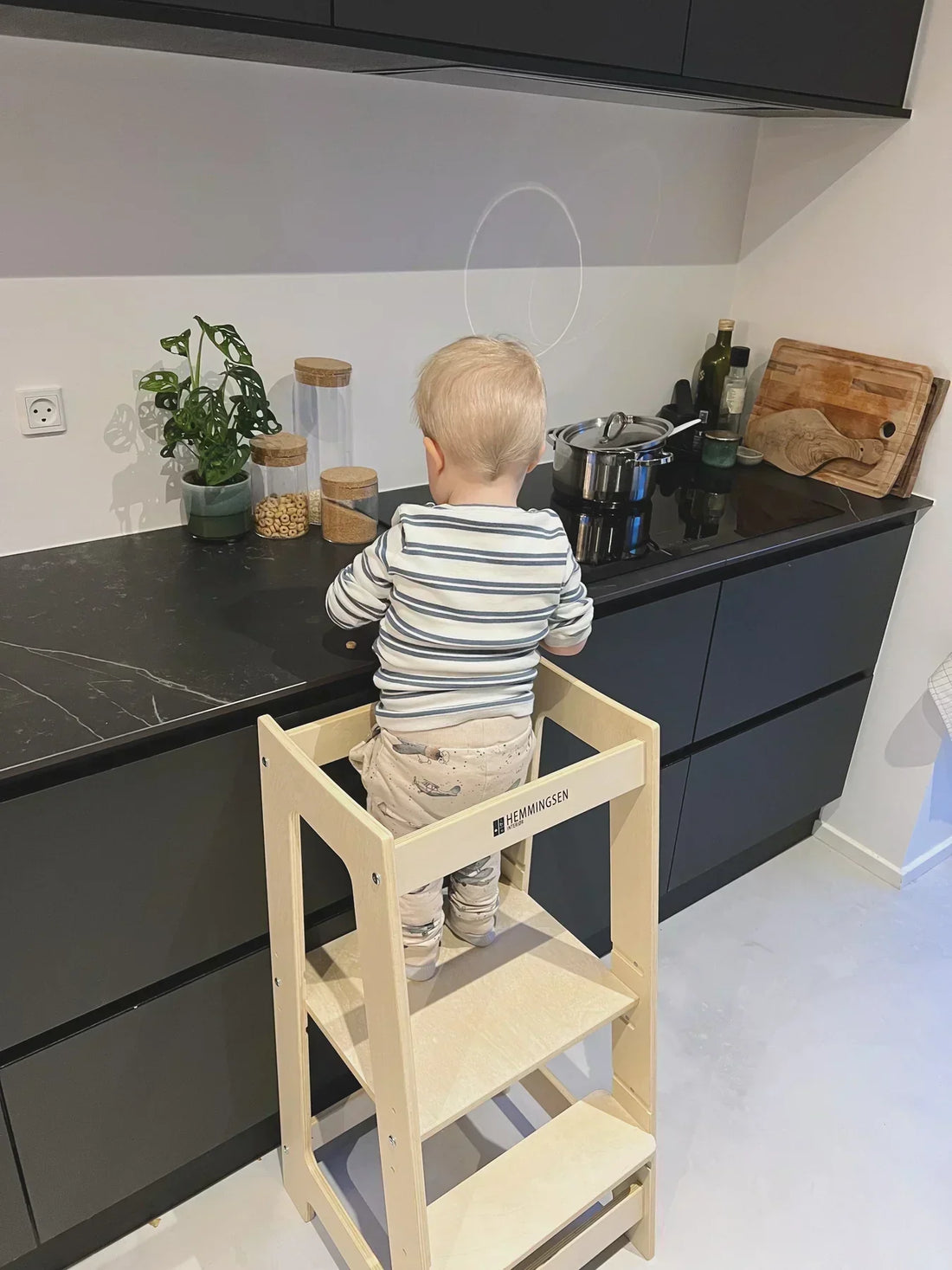 Gør hverdagen sjovere med montessori-inspirerede læringstårne