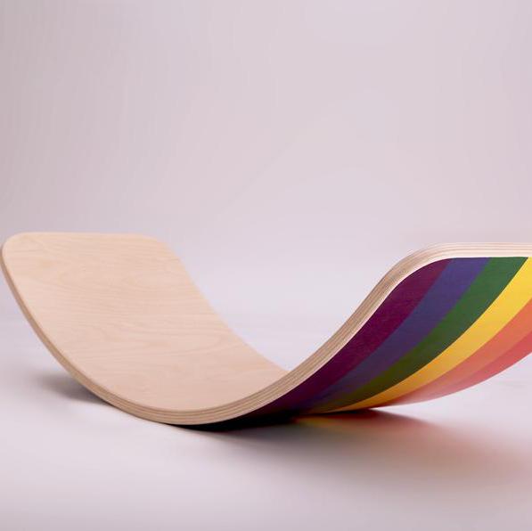 Billede af Balanceboard / Vippebræt med regnbue farve filt.