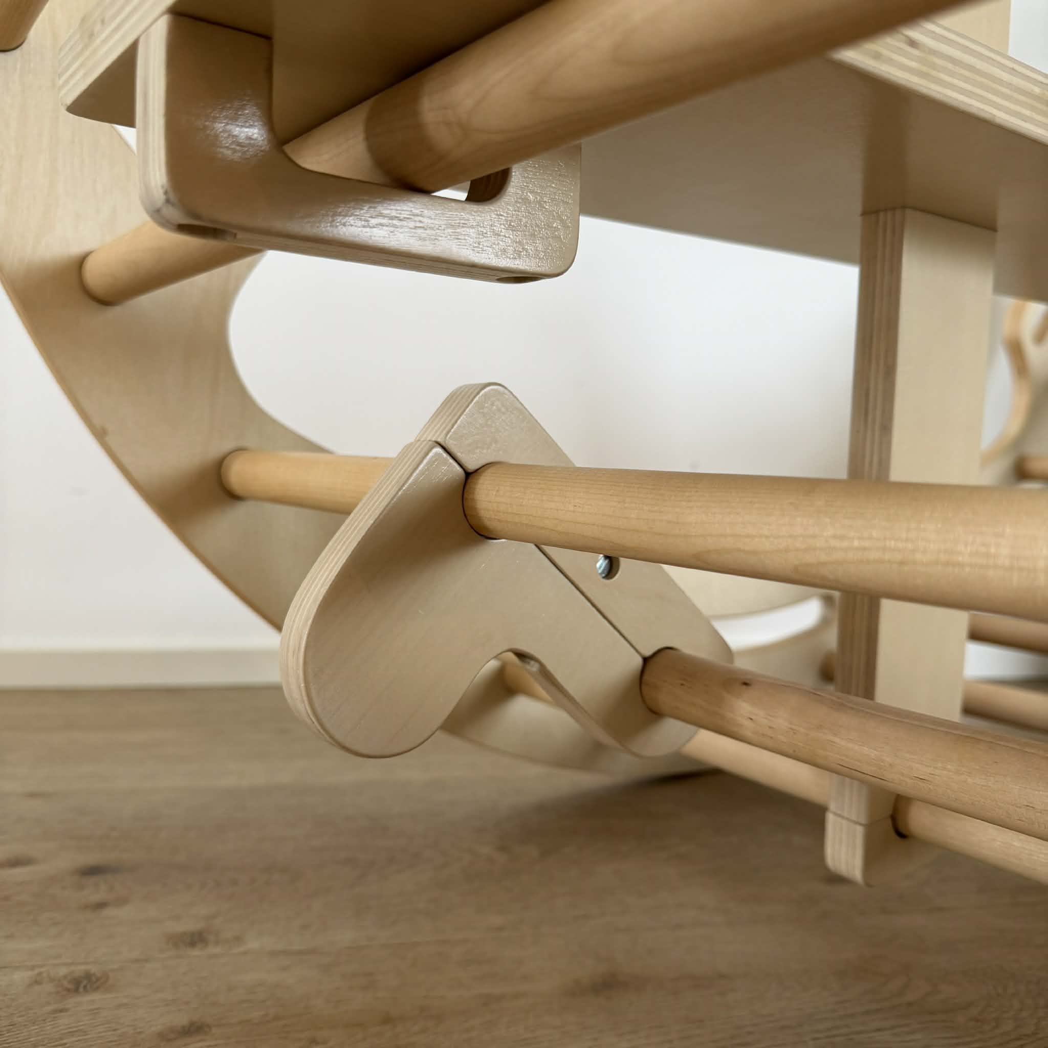 Gyngehest til Luna Klatrebue