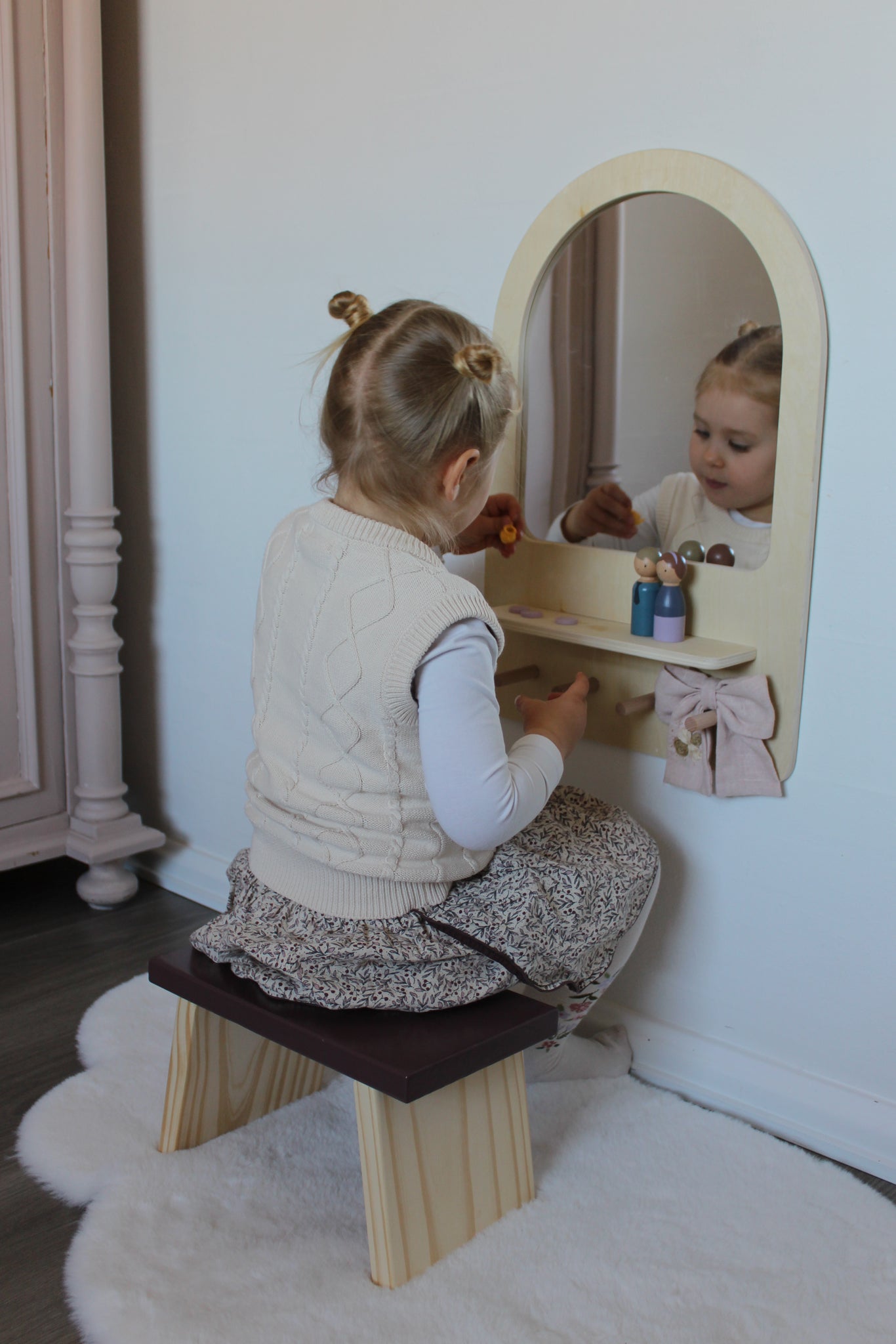 Børnespejl m. knager & skammel