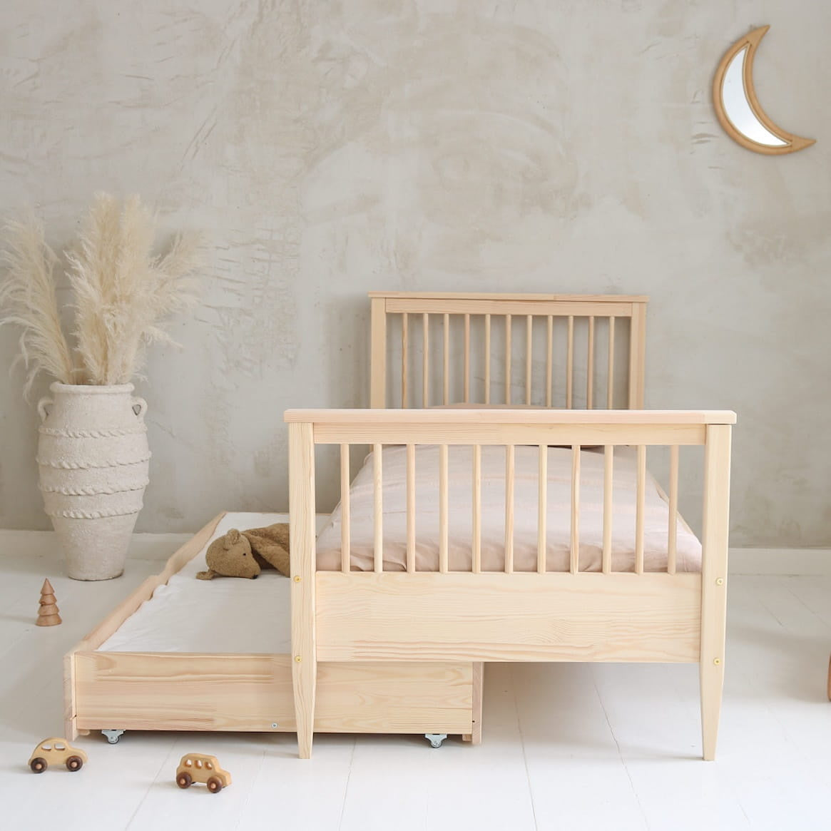 Juniorseng BOHO m. runde tremmer og skuffe