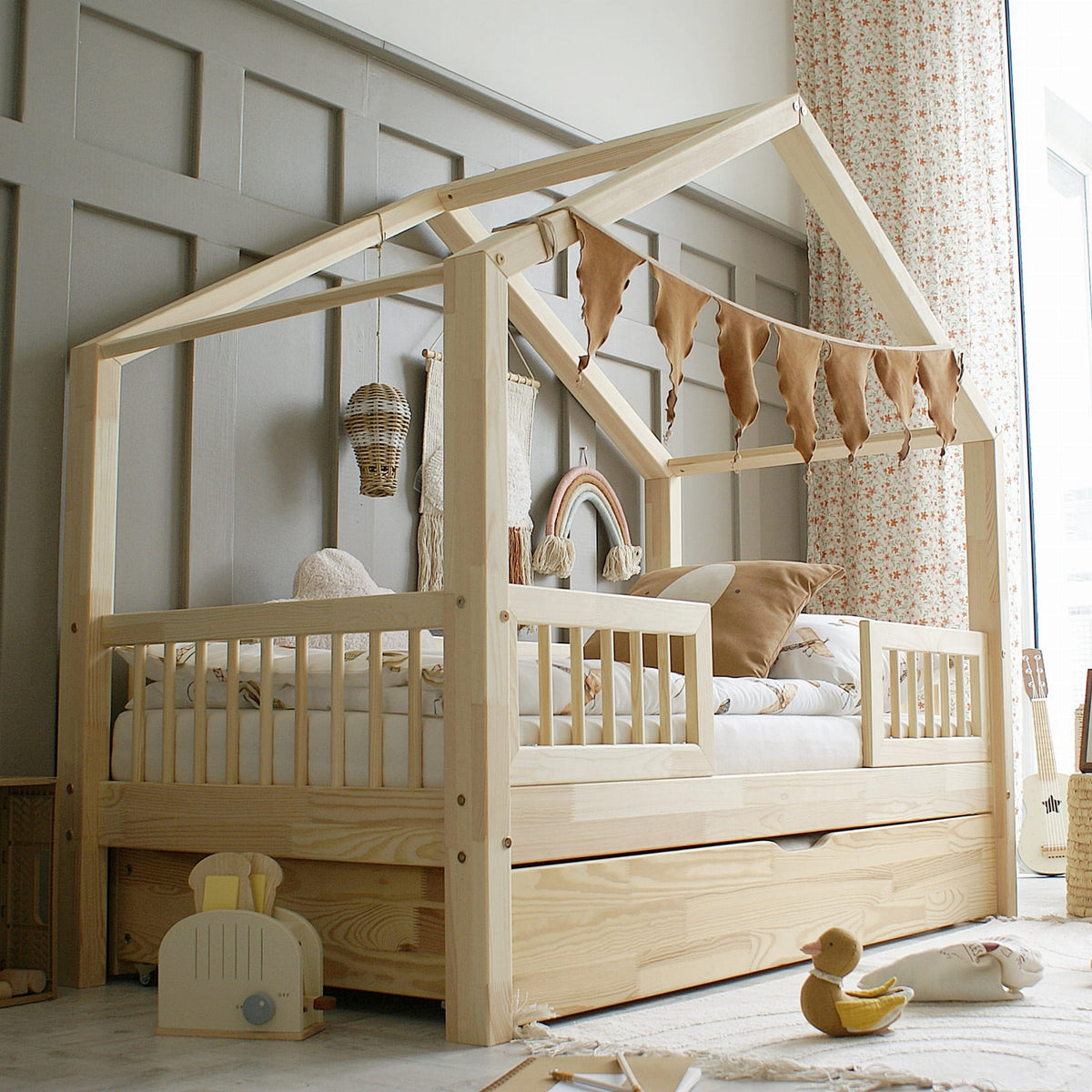 Husseng HOUSEBED Duo m. runde tremmer og skuffe