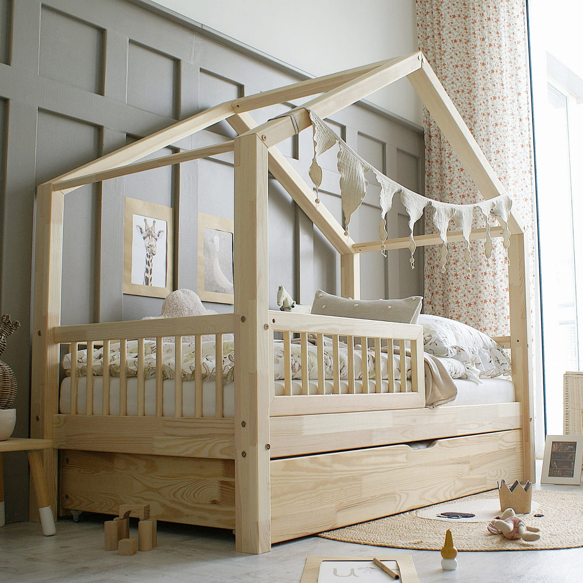 Husseng HOUSEBED m. runde tremmer og skuffe