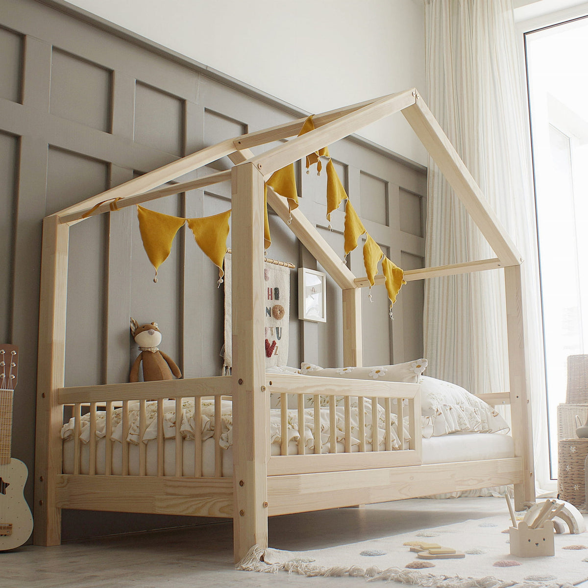 Husseng HOUSEBED m. runde tremmer