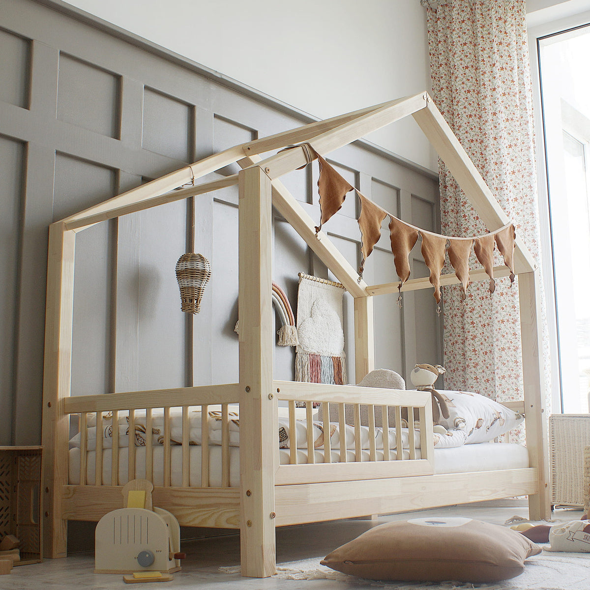 Husseng HOUSEBED m. runde tremmer