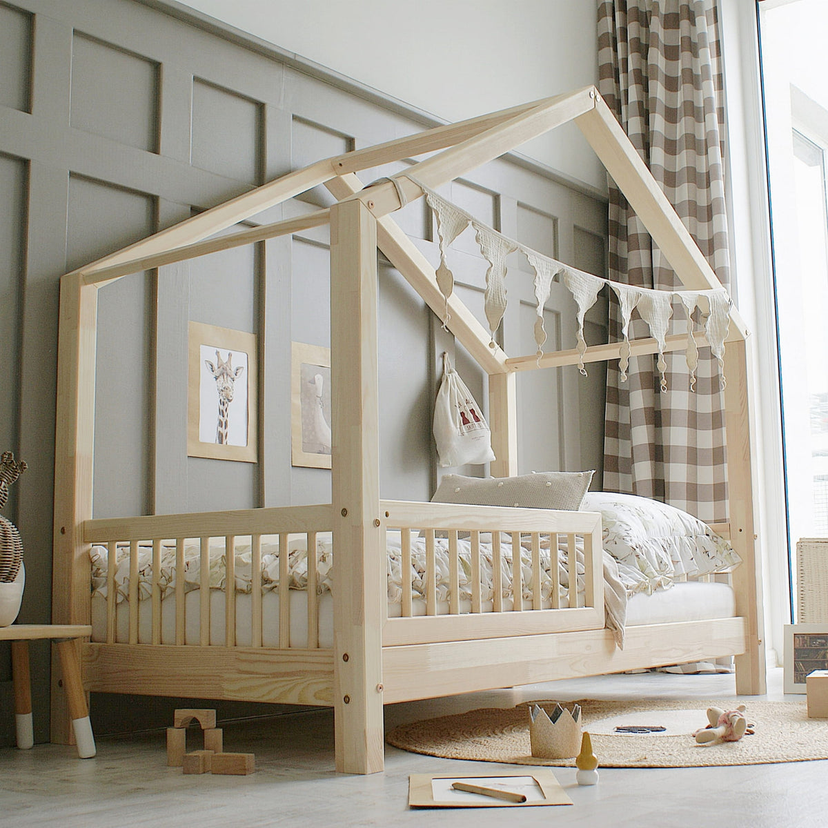 Husseng HOUSEBED m. runde tremmer