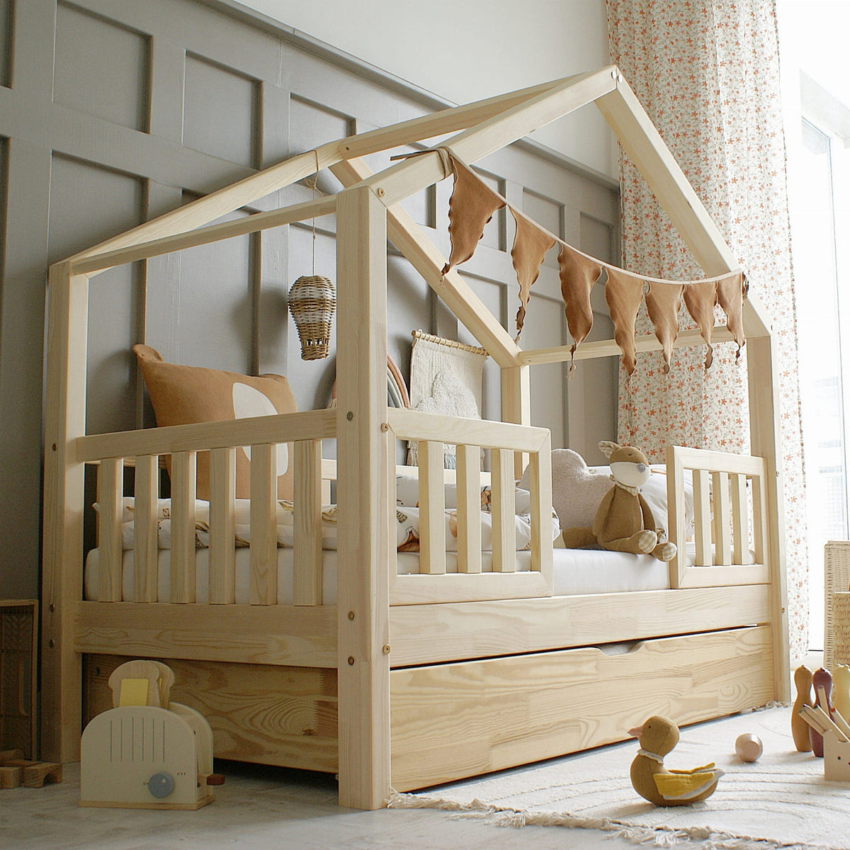 Husseng HOUSEBED Duo m. aflange tremmer og skuffe
