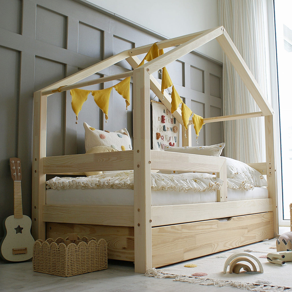 Husseng HOUSEBED m. lige sengehest og skuffe