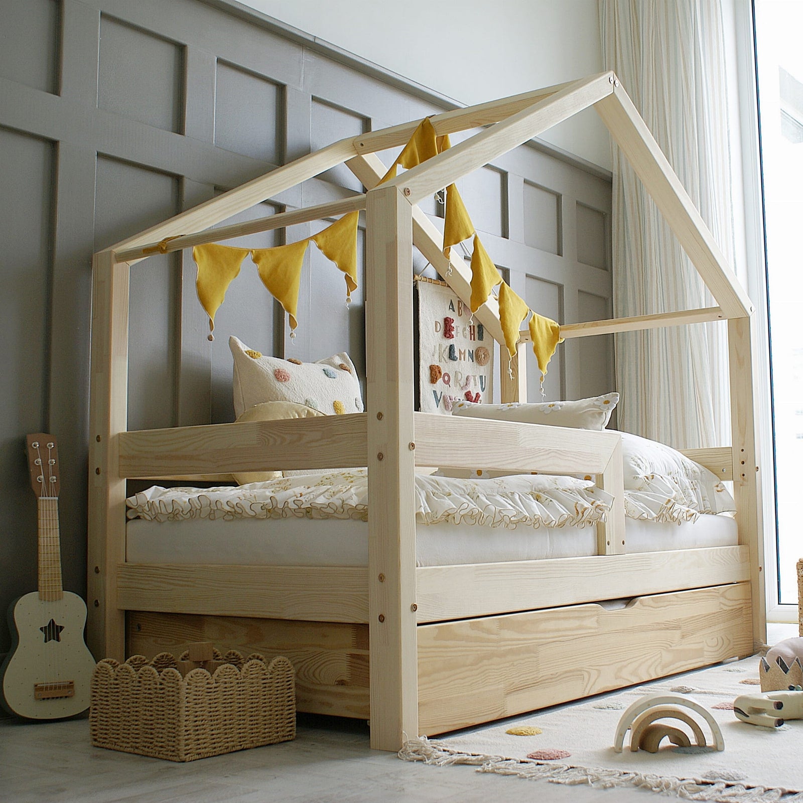 Husseng HOUSEBED m. lige sengehest og skuffe