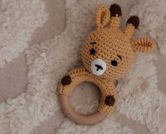 rangle til babyer - Håndlavet Træ-Rangle med Hæklede Dyr og Bidering ...