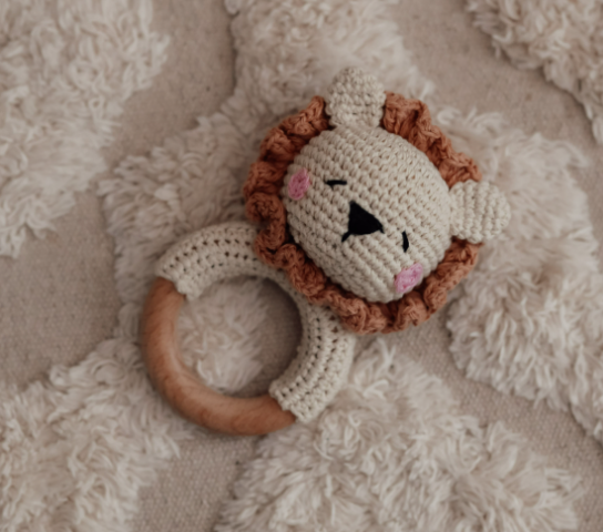rangle til babyer - Håndlavet Træ-Rangle med Hæklede Dyr og Bidering ...