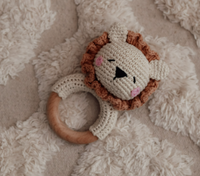 rangle til babyer - Håndlavet Træ-Rangle med Hæklede Dyr og Bidering ...