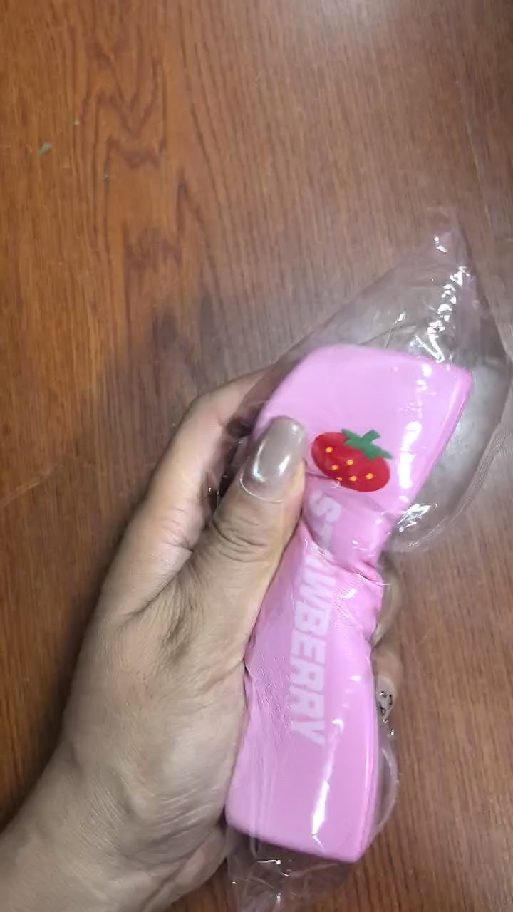 Indlæs video: Strawberry Squishy- Blødt stresslegetøj