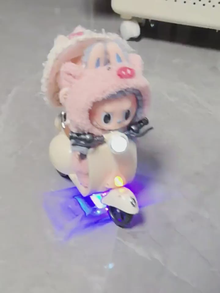 Indlæs video: Elektrisk Scooter med Lys &amp; Lyd til din Labubu