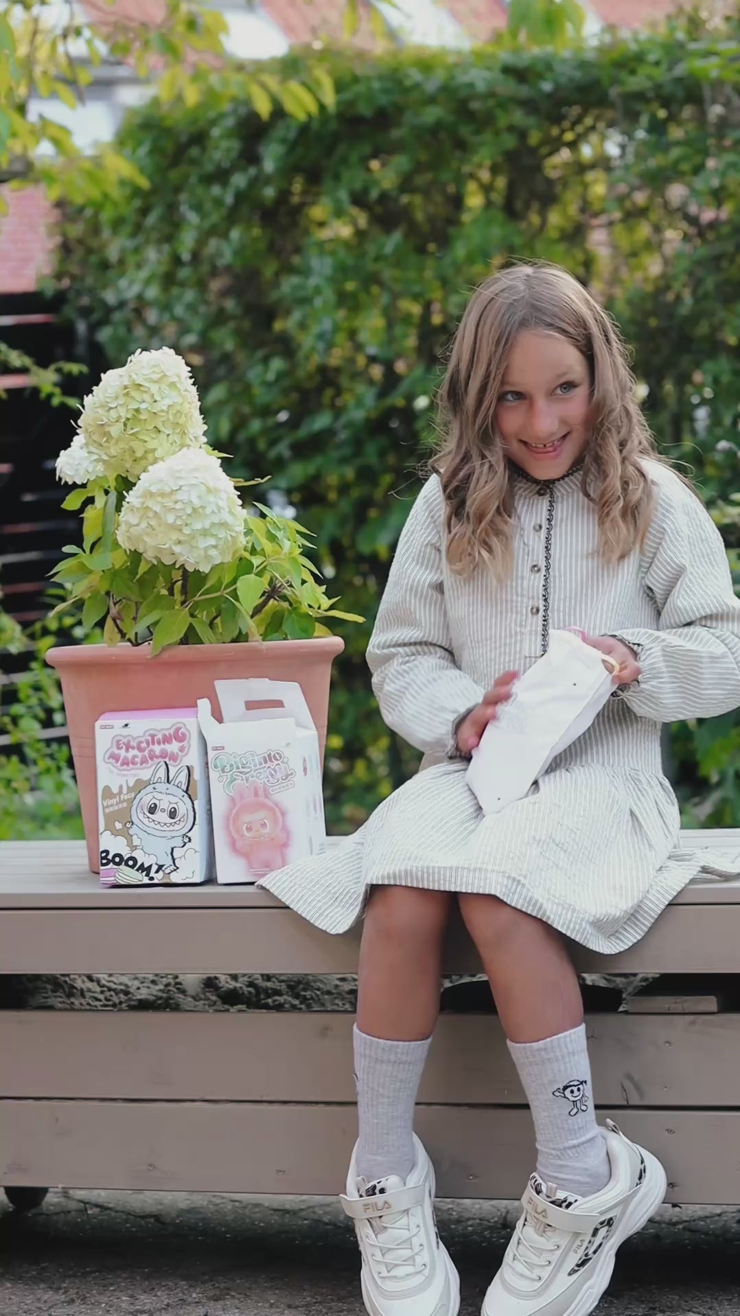 Indlæs video: Labubu Pop Mart Big into Energy