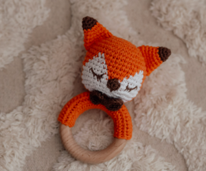 rangle til babyer - Håndlavet Træ-Rangle med Hæklede Dyr og Bidering ...