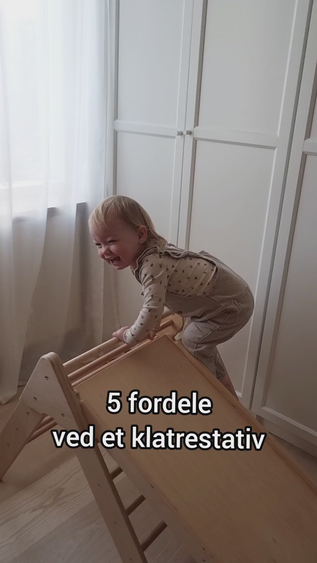 Indlæs video: Video der forklarer de mange fordele ved at have et indendørs klatrestativ til børn