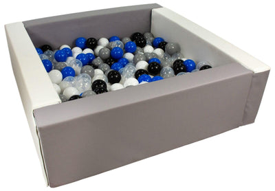 Firkantet boldbassin med blå, gennemsigtige, hvide og sorte bolde.