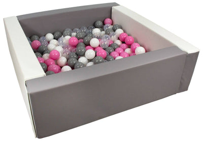Firkantet boldbassin med lyserøde, grå og gennemsigtige bolde