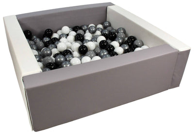 Firkantet boldbassin med sorte, hvide og sølvfarvede bolde.