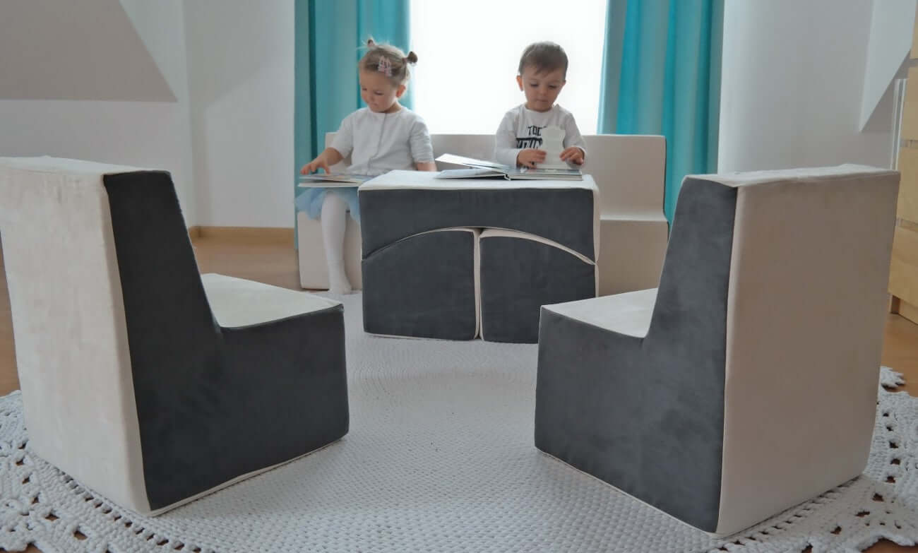 børn sidder på sofaen i børnemøblerne af skum