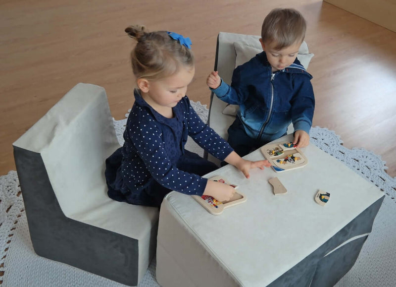 børn leger med puslespil på skumlegetøjets bord