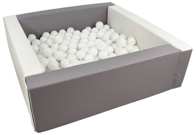 Hvide bolde i firkantet gråt boldbassin