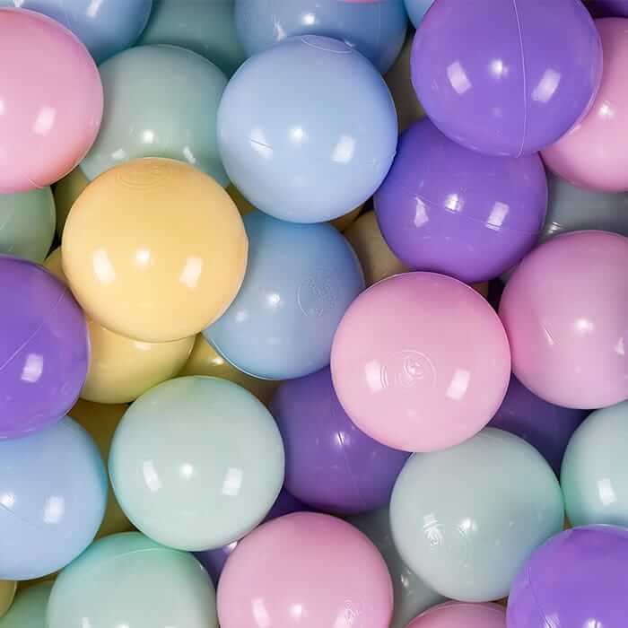 Closeup af bolde til boldbassin i regnbuefarver